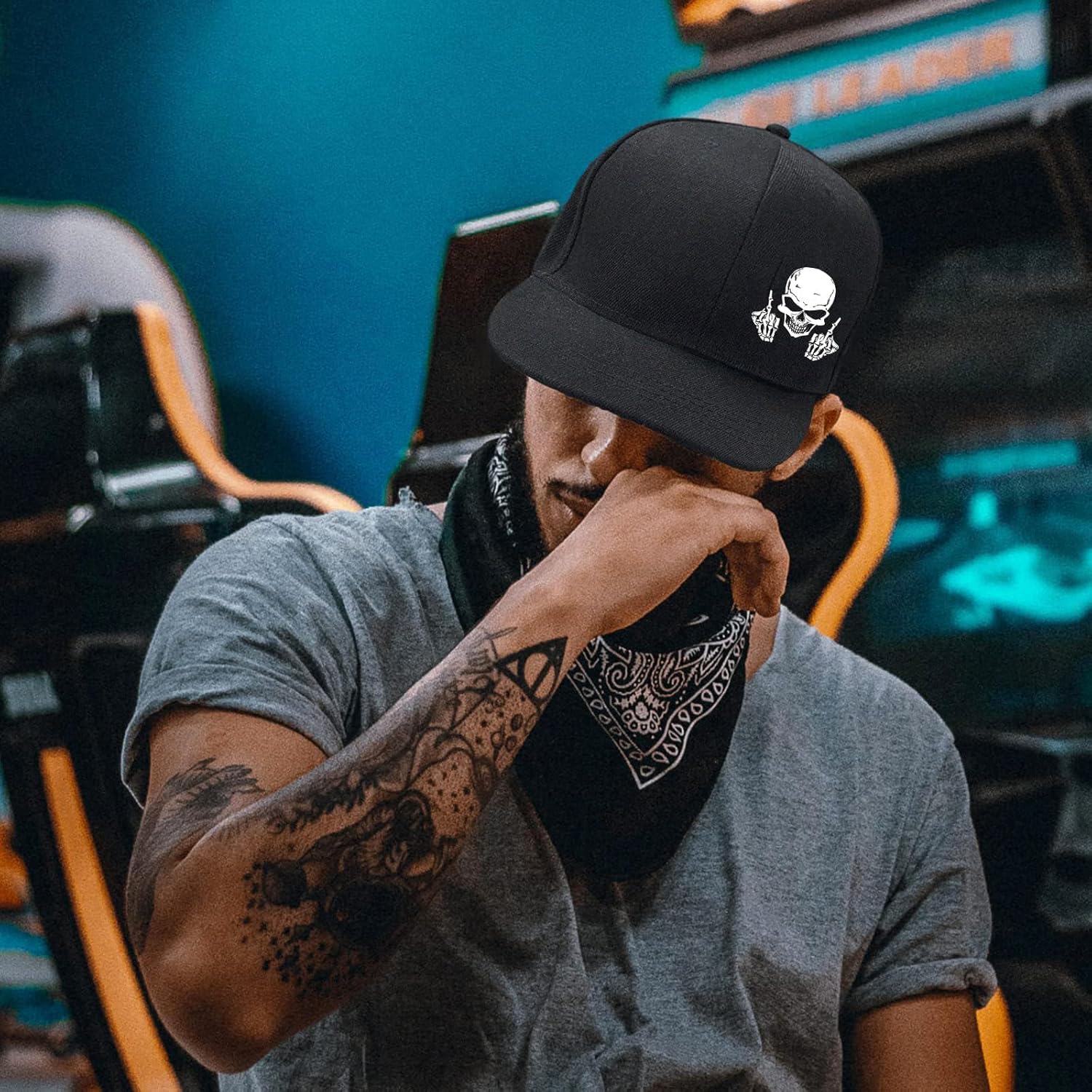 الجمجمة الاصبع الوسطى Snapback - مراجعة Snapback Hat Flat وسعره